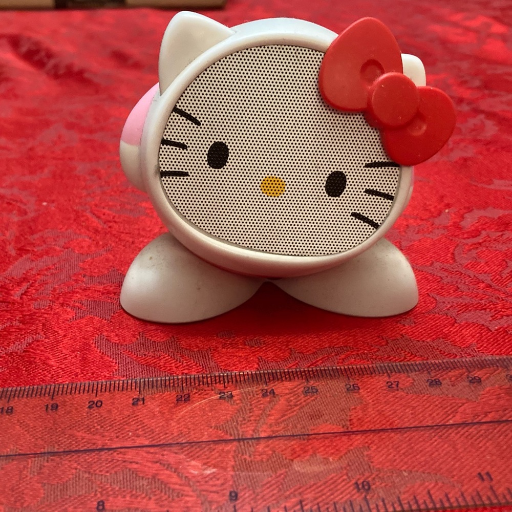 Hello Kitty iHome Rechargable Bluetooth Speaker with charging cable. - Picture 2 of 10